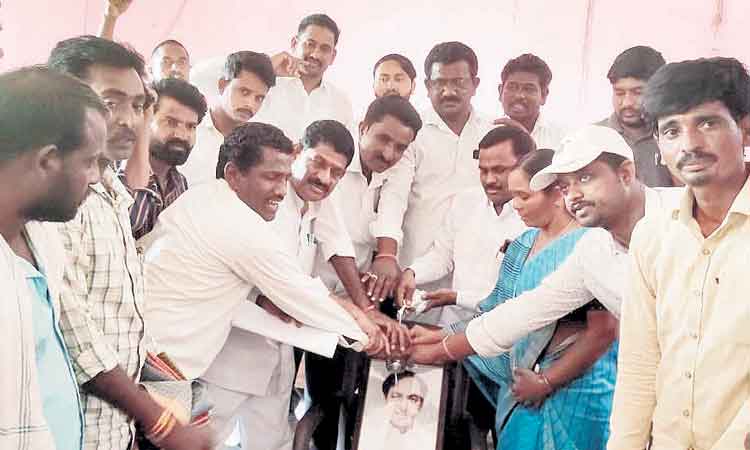 సీఎం చిత్రపటానికి పాలాభిషేకం