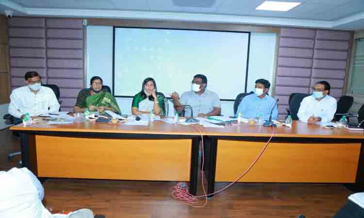 చెరువుల సంరక్షణపై శ్రద్ధ చూపాలి