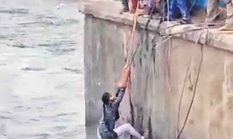 సాగర్‌ కాల్వలో దూకిన ప్రేమజంట