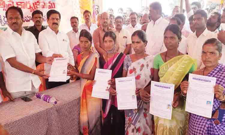 పేదలందరికీ డబుల్‌ బెడ్రూం ఇండ్లు