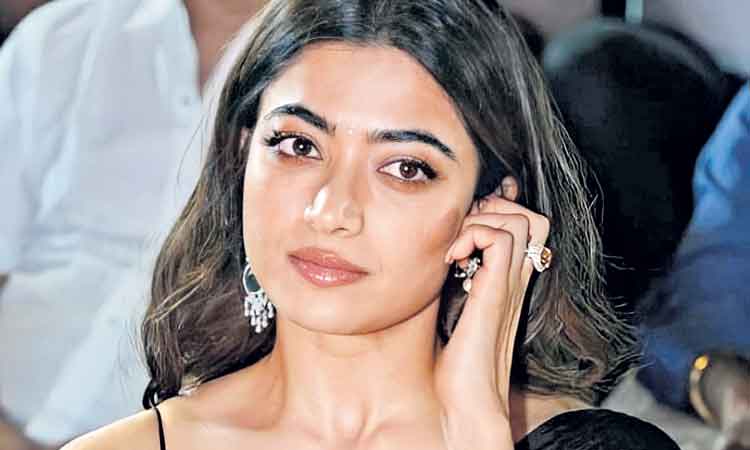 మరో క్రేజీ చిత్రంలో