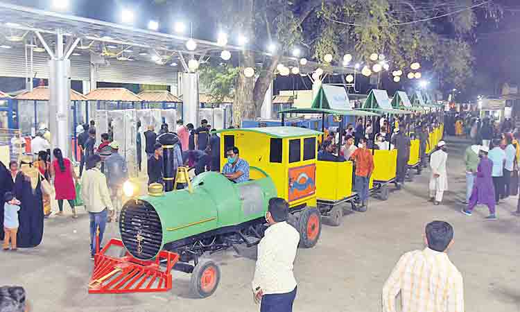 నుమాయిష్‌..సందడి