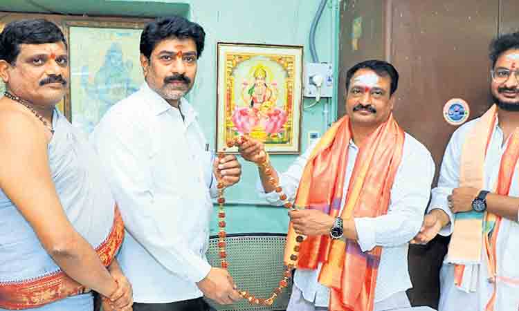 వేములవాడ రాజన్నకు బంగారు రుద్రాక్ష మాల