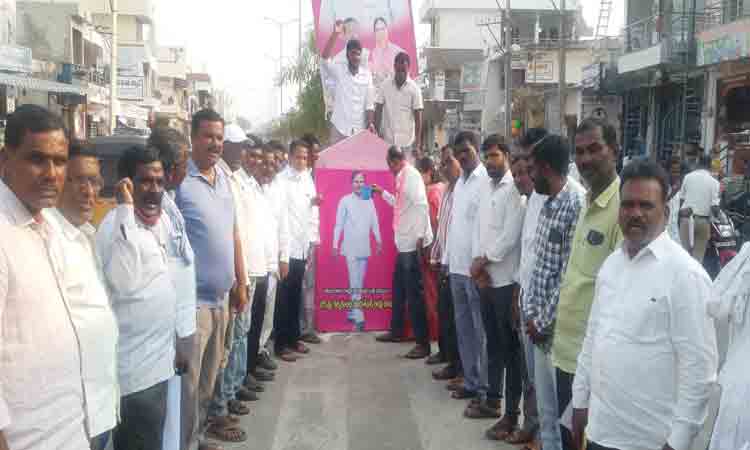 సీఎం కేసీఆర్‌ చిత్రపటానికి క్షీరాభిషేకం