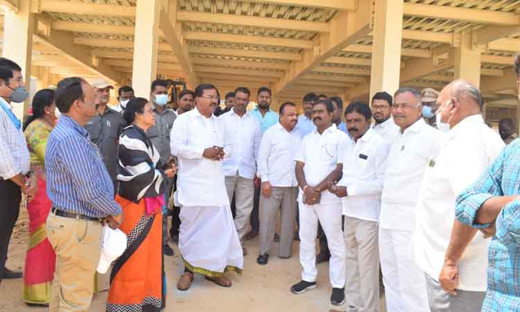 టీకాలు వేసుకునే బాధ్యత అందరిదీ..