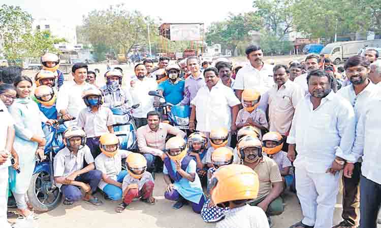 నిర్లక్ష్యం వద్దు ..హెల్మెట్‌ ధరించు