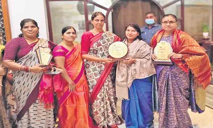 మంత్రి సబితారెడ్డికి సన్మానం