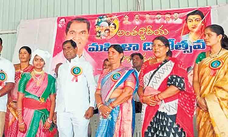 మహిళలు అన్ని రంగాల్లో రాణించాలి