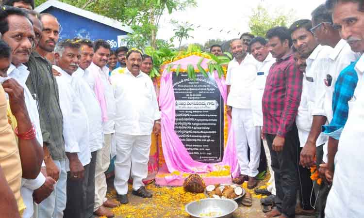 కార్యకర్తలను కంటికి రెప్పలా కాపాడుకుంటాం : ఎమ్మెల్యే