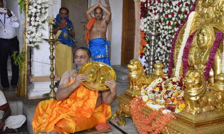 రాఘవేంద్రుడికి పట్టాభిషేకం