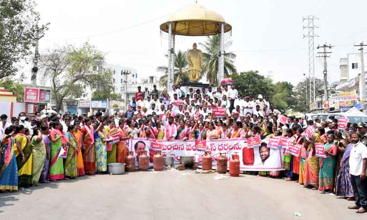 గర్జించిన గులాబీ దళం