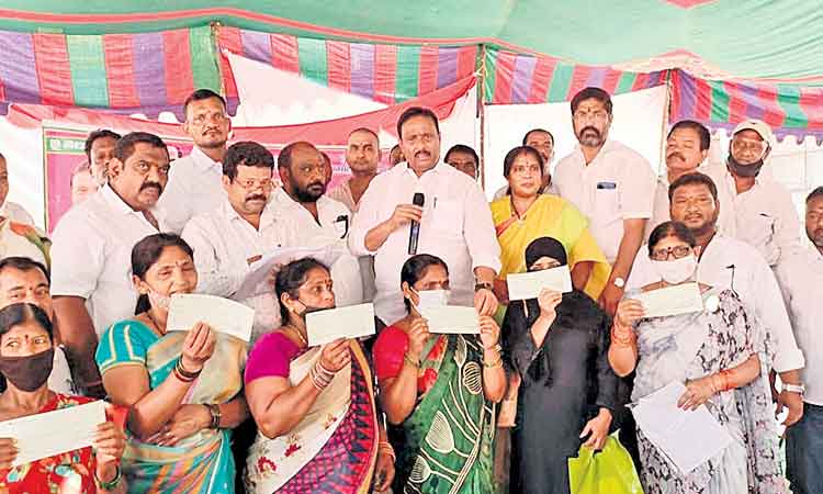 పెట్రో, గ్యాస్‌ ధరల పెంపుతో పేదలపై ఆర్థిక భారం