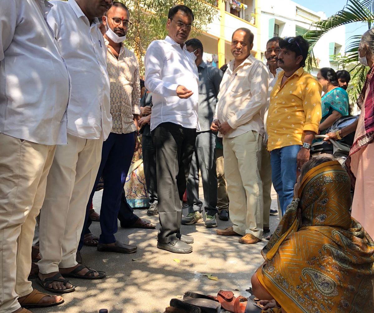 Mla kaleru venkatesh | అవ్వ ఫించ‌న్ వ‌స్తుందా…? వృద్ధురాలిని ప‌ల‌క‌రించిన ఎమ్మెల్యే