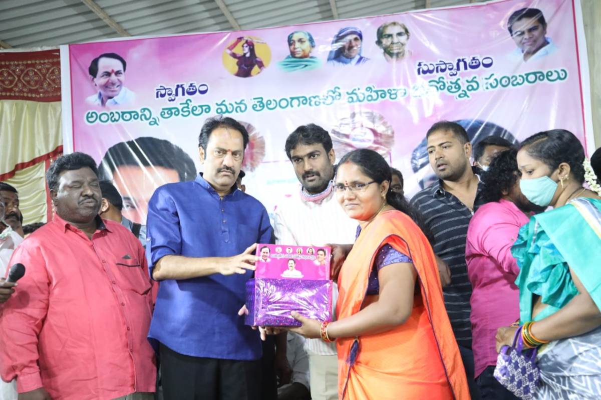 Women literate | మహిళలు వంద శాతం అక్షరాస్యత సాధించాలి : ఎమ్మెల్యే గోపీనాథ్‌