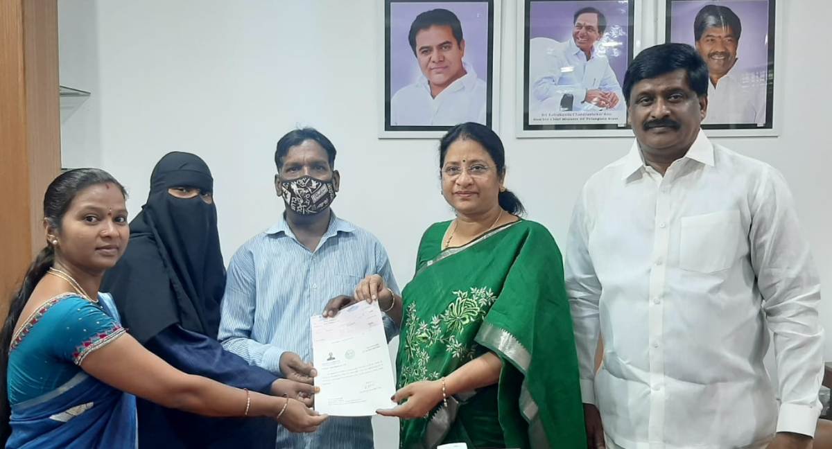 Cm relief fund | సీఎంఆర్‌ఎఫ్‌ చెక్కులను పంపిణీ చేసిన డిప్యూటీ మేయర్