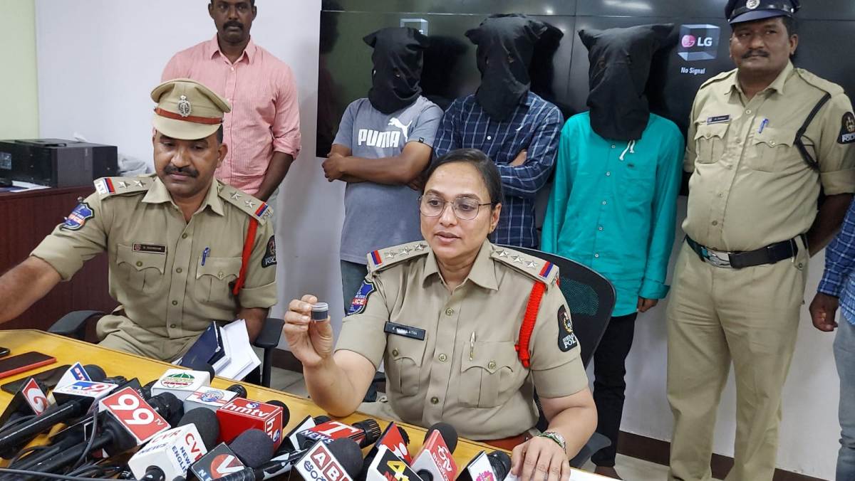 Hash Oil Vendors | ముగ్గురు బాల్య స్నేహితులు.. ఓకే మాట ఒకే దారి