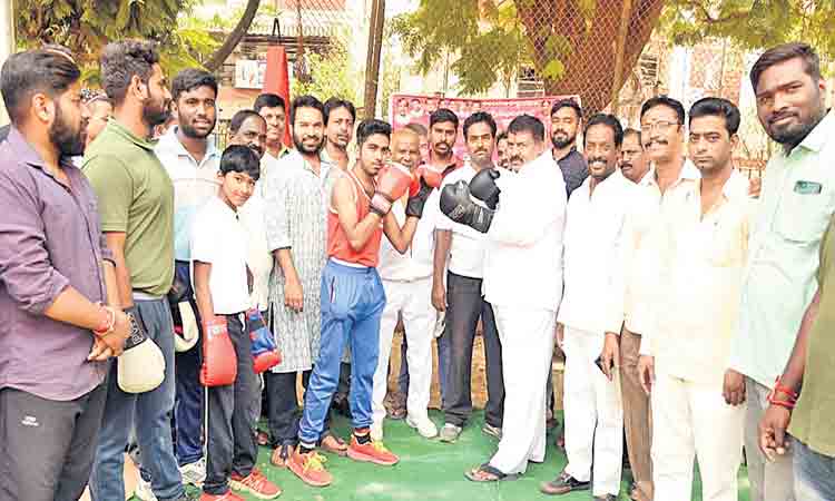 బాక్సింగ్‌లో పేరుతెచ్చుకోవాలి