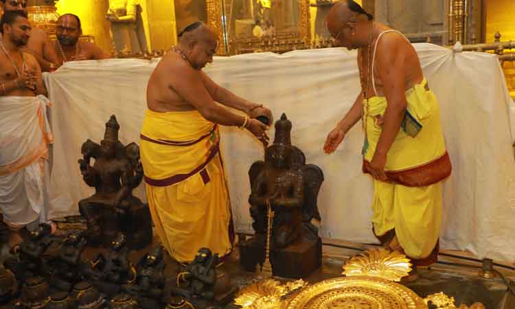 కనులపండువగా కలశాభిషేకం