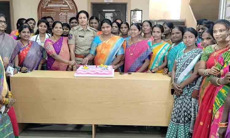 మహిళలు అన్నిరంగాల్లో రాణించాలి