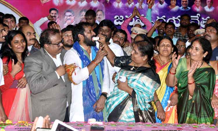 వాడవాడలా మంత్రి జన్మదిన వేడుకలు