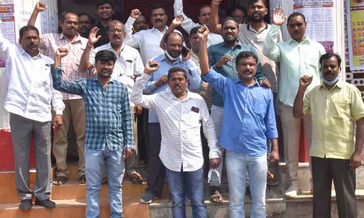 బీజేపీ కష్టజీవుల వ్యతిరేకి..