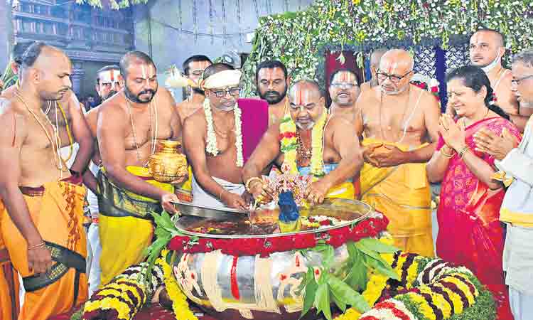 యాదాద్రిలో వైభవంగా చక్రతీర్థ స్నానం