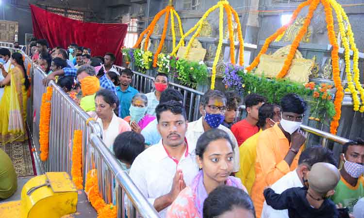 పరమశివుడికి రుద్రాభిషేకం