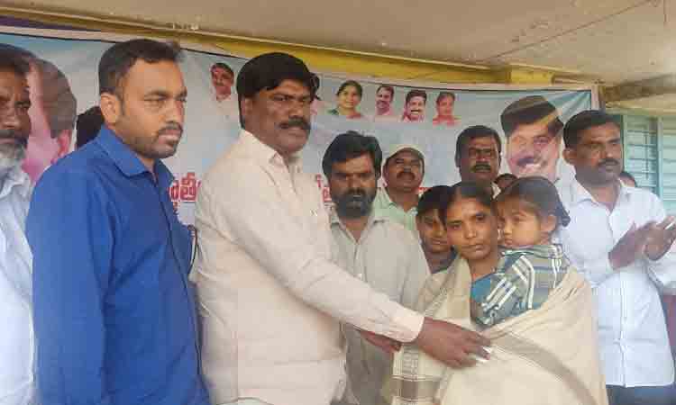 అతివలకు సర్కార్‌ చేయూత