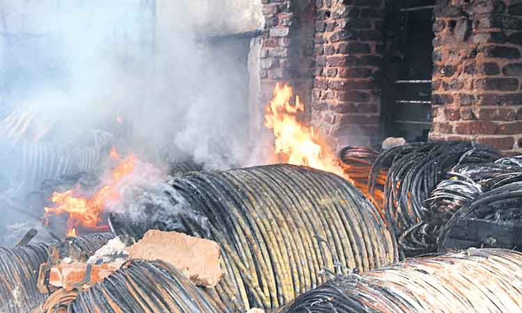 ప్యానల్‌ బోర్డు వద్దే షార్ట్‌సర్క్యూట్‌ ?