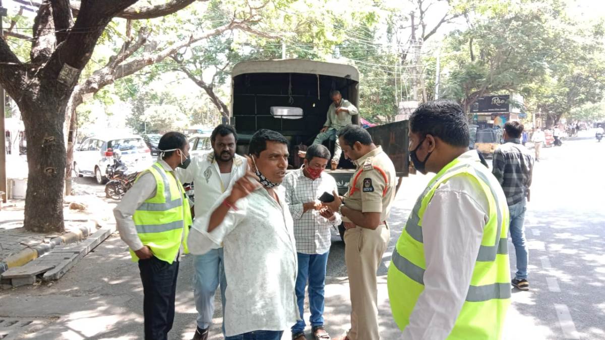 Footpath beggars | ఫుట్‌పాత్‌లపై తిష్టవేసిన యాచకుల తరలింపు