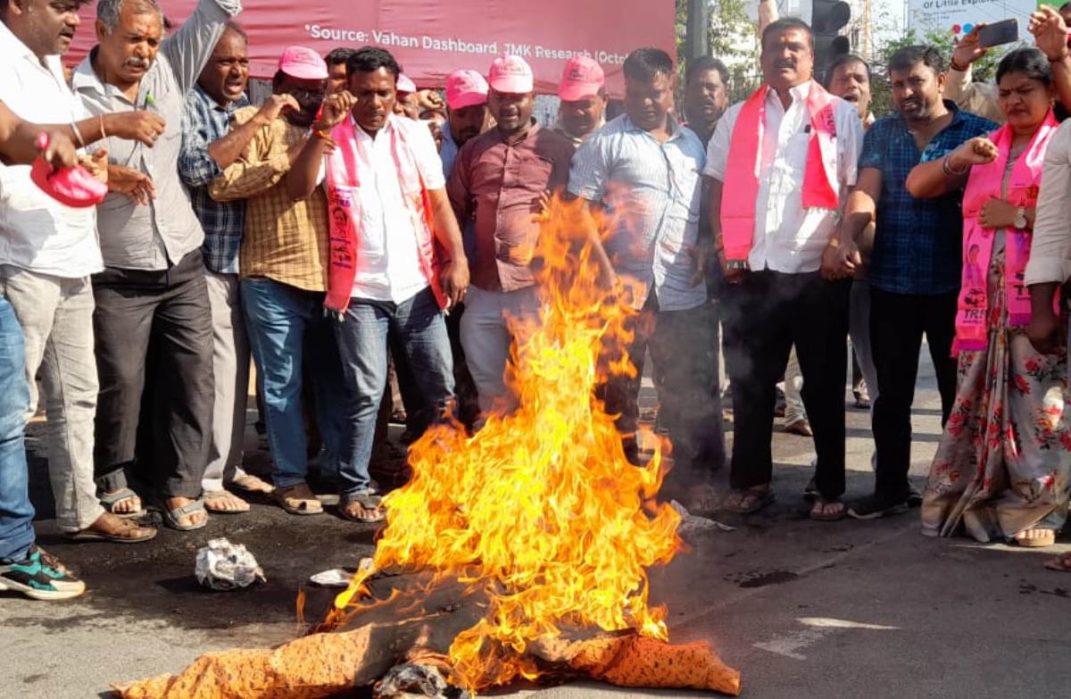 Bundy Sanjay Bogle | జేబీఎస్ చౌరస్తాలో బండి సంజయ్‌ దిష్టి బొమ్మ దహనం