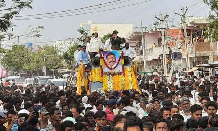 జన నేతకు అంతిమయాత్ర
