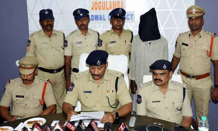 సెల్‌ఫోన్‌ కొనివ్వలేదని..