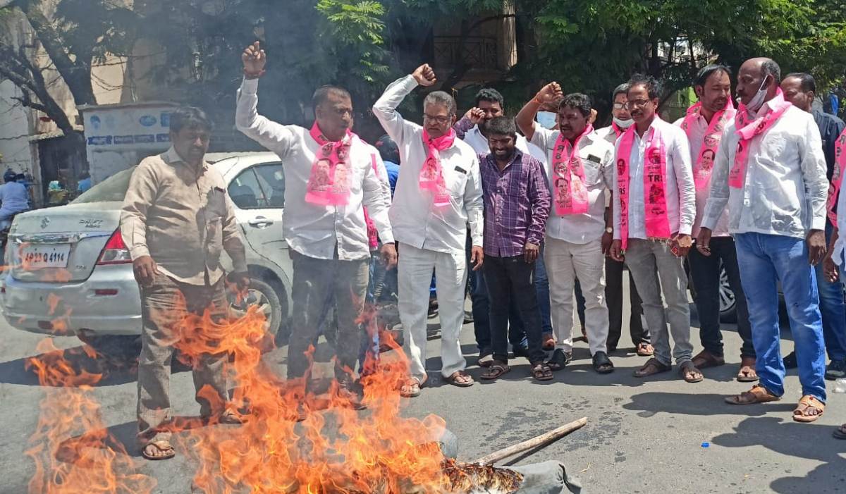 Dishti toy burning | రాజగోపాల్‌రెడ్డి దిష్టిబొమ్మ ద‌గ్ధం