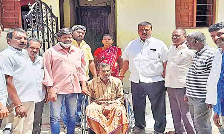 టీఆర్‌ఎస్‌ కార్యకర్తకు వీల్‌చైర్‌ అందజేత
