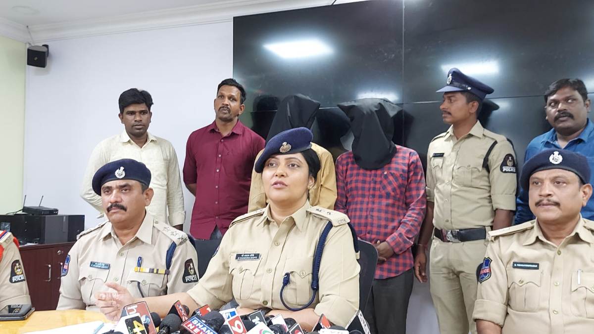 Defendant arrested | వృద్దురాలి మెడలోని బంగారాన్ని కాజేసిన నిందితుడి అరెస్ట్‌ : డీసీపీ చందనా దీప్తి