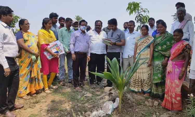 ప్రజలతో మాట్లాడుతూ..సమస్యలు తెలుసుకుంటూ..