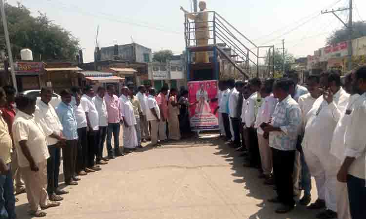 కేసీఆర్‌ చిత్రపటానికి క్షీరాభిషేకం