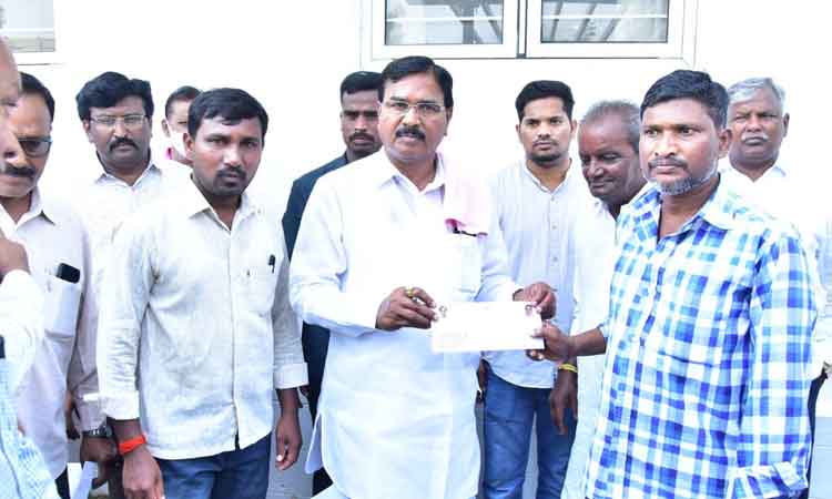 సీఎంఆర్‌ఎఫ్‌ చెక్కు అందజేత