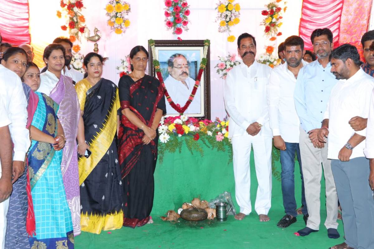 Thigala Kripakar Reddy | తీగల కృపాకర్‌ రెడ్డికి నివాళులు అర్పించిన మంత్రి సబితా ఇంద్రారెడ్డి