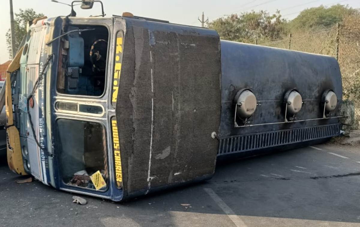 Larry rolled over | బోల్తా కొట్టిన పెట్రోల్ లారీ..త‌ప్పిన పెను ప్ర‌మాదం