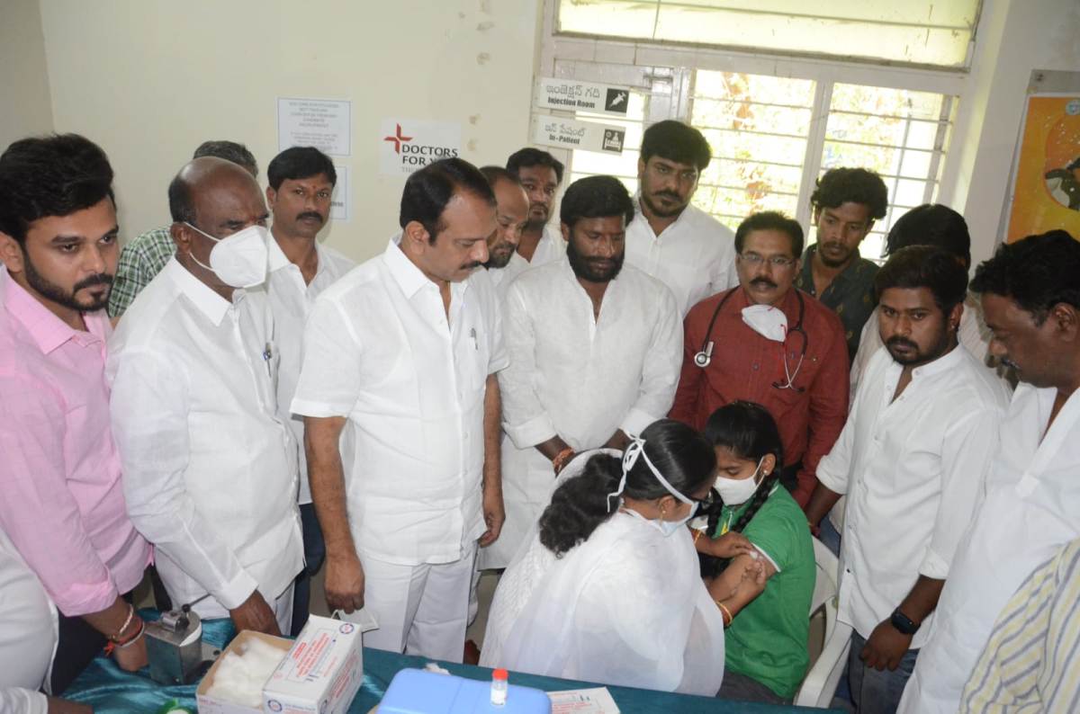 Vaccination for childrens | కరోనా నుంచి రక్షణ పొందేందుకు టీకాలు వేయించండి : ఎమ్మెల్యే దేవిరెడ్డి సుధీర్‌రెడ్డి
