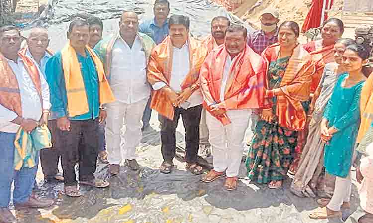 ప్రతి గల్లీలో అభివృద్ధి పనులు : మేయర్‌