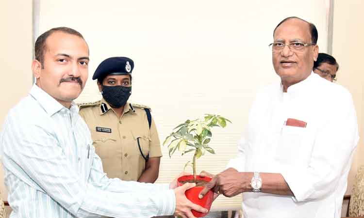 మండలి చైర్మన్‌ గుత్తాకు ఘన స్వాగతం