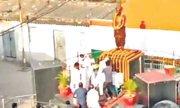 బీహార్‌ సీఎంపై యువకుడి దాడి