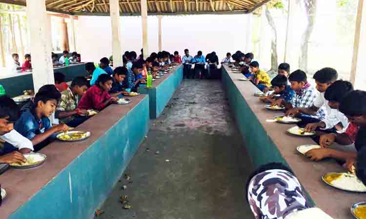 అన్నింట్లో  ఆదర్శం..