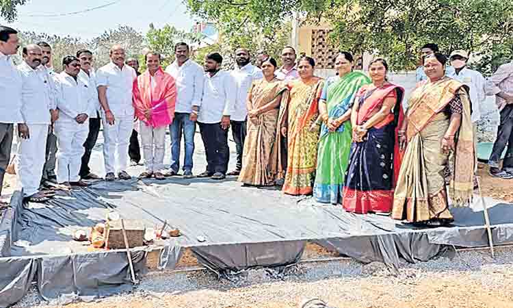 ఘనపూర్‌లో సీసీ రోడ్డు పనులు ప్రారంభం