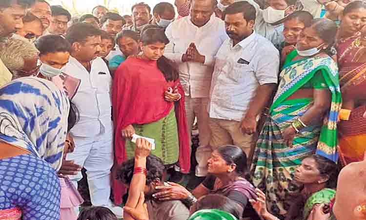 మృతి చెందిన విద్యార్థుల కుటుంబాలను పరామర్శించిన మంత్రి