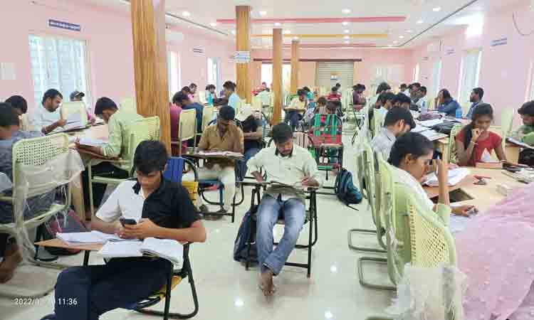 సర్కారు కొలువే లక్ష్యంగా..