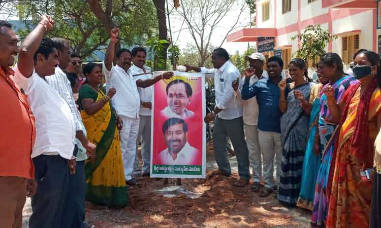 ఉద్యోగ బంధువు సీఎం కేసీఆర్‌